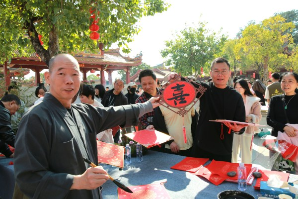 墨香盈门迎新春 厦门国际银行厦门分行举办“送福写春联”活动