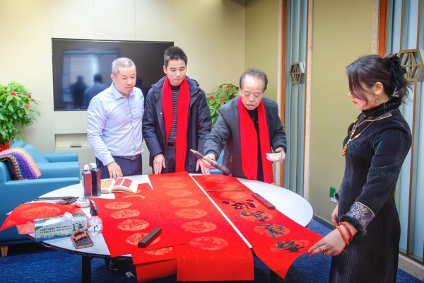 墨香盈门迎新春 厦门国际银行厦门分行举办“送福写春联”活动(图2)