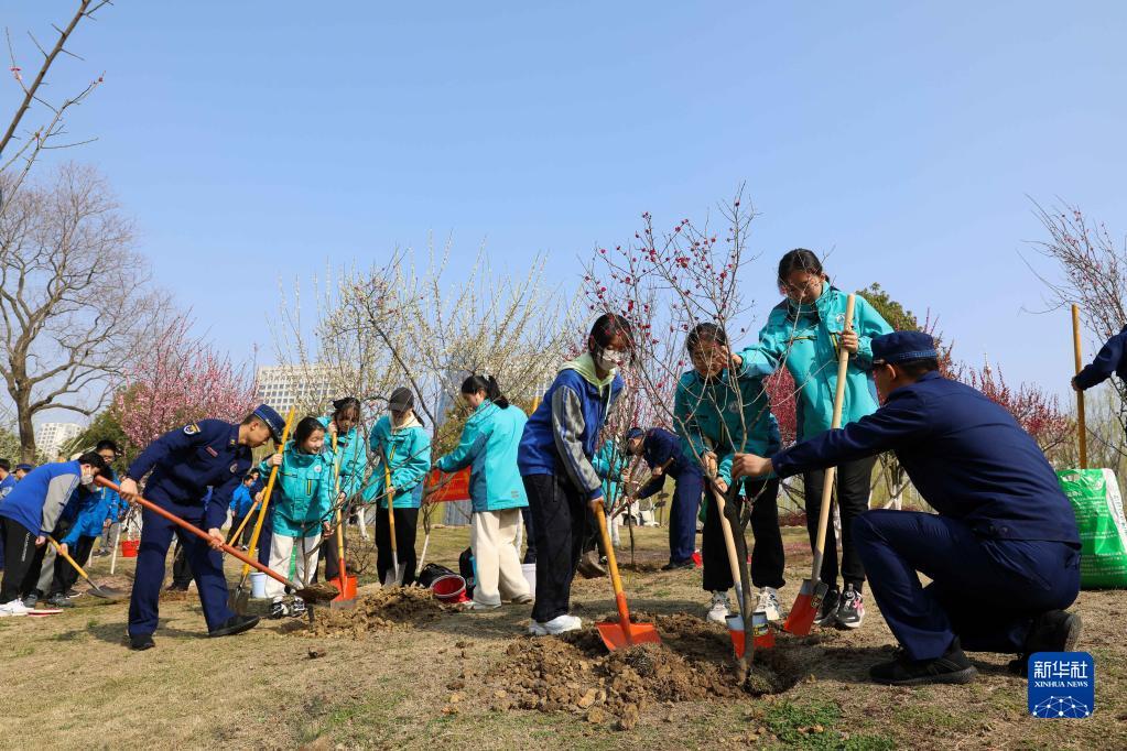 南宫NG28春日植树 绿化家园(图2)